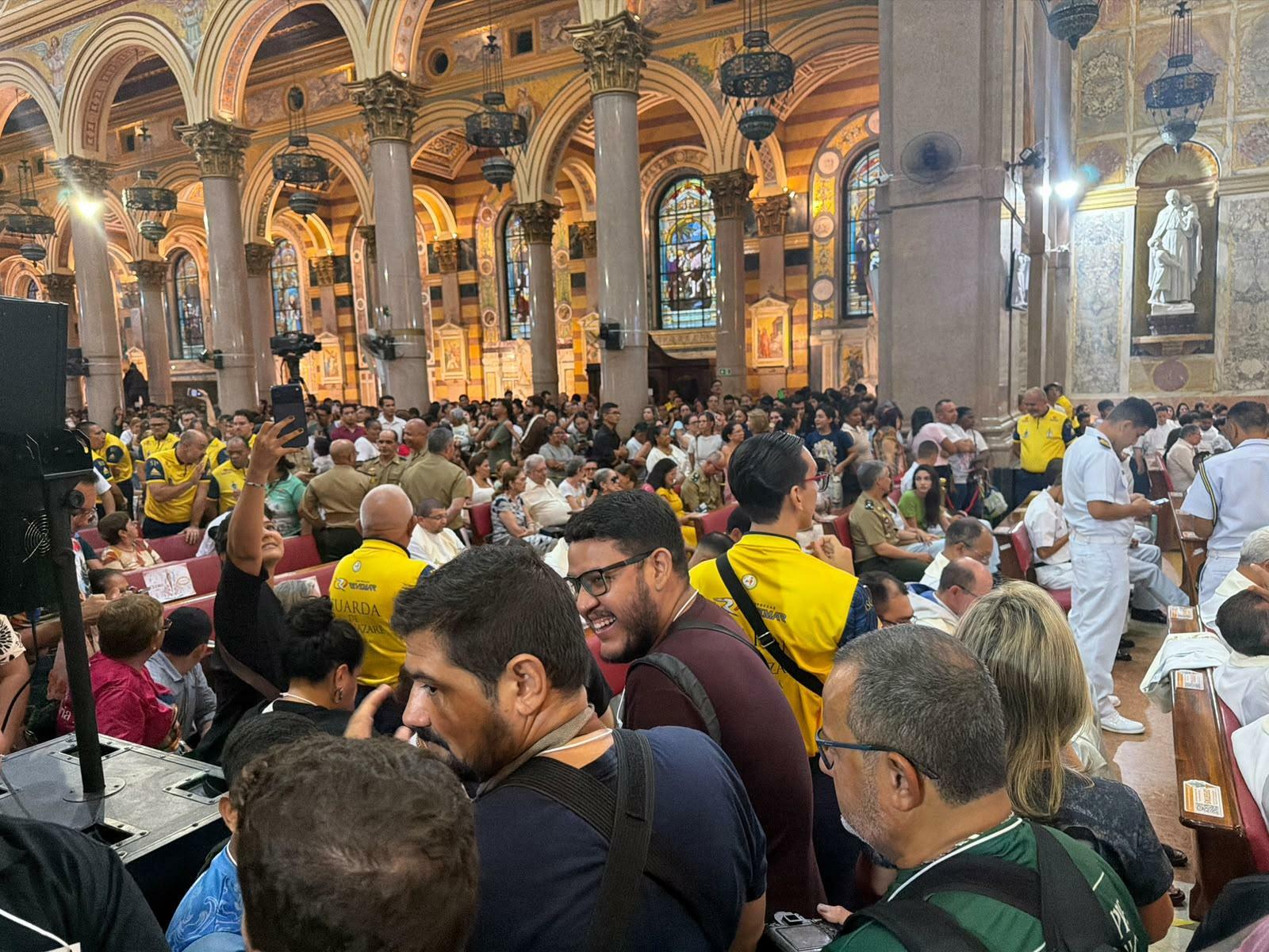 Basílica Santuário fica lotada antes da missa de apresentação do manto do Círio